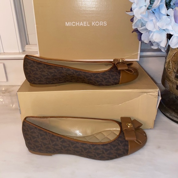 Michael Kors Signature Print Gale Flats, Size 7.5, Color: Brown - Picture 3 of 10